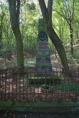 Pomník Vítězslava Hálka v Břežanském údolí  