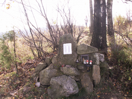 Pomník Broučků na vrchu Kamenice