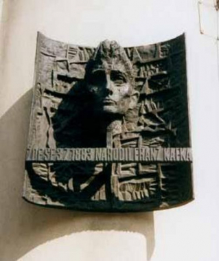 Busta Franze Kafky s pamětní deskou na místě rodného domu