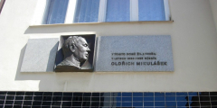 Pamětní deska s reliéfním portrétem Oldřicha Mikuláška v Brně