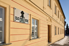 Pamětní deska na budově Muzea Boženy Němcové