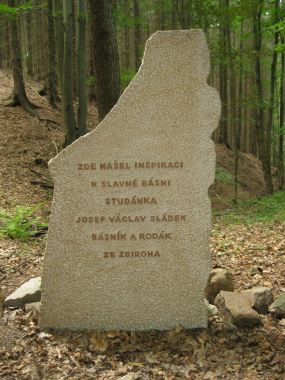 Pamětní deska u Sládkovy lesní studánky u Zbirohu  