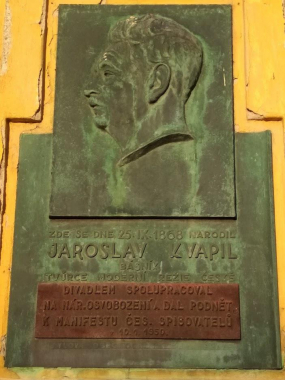 Pamětní deska Jaroslava Kvapila v Chudenicích