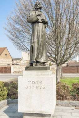 Socha Mistra Jana Husa v Pečkách