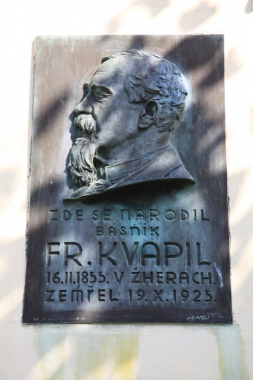 Pamětní deska Františka Kvapila ve Žherech