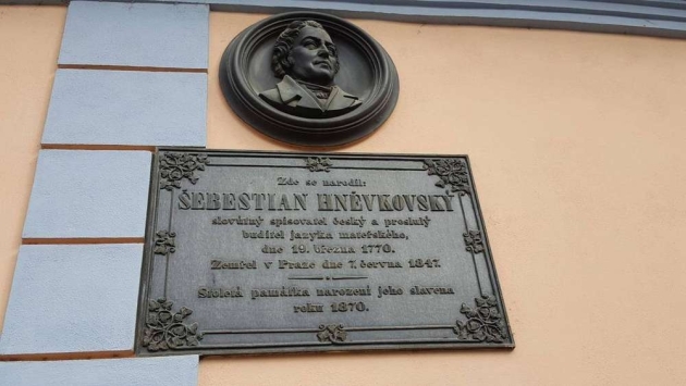 Pamětní deska s reliéfním medailonem Šebestiána Hněvkovského v Žebráku