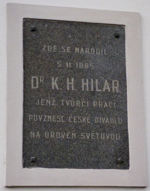 Pamětní deska Karla Hugo Hilara v Sudoměřicích u Bechyně