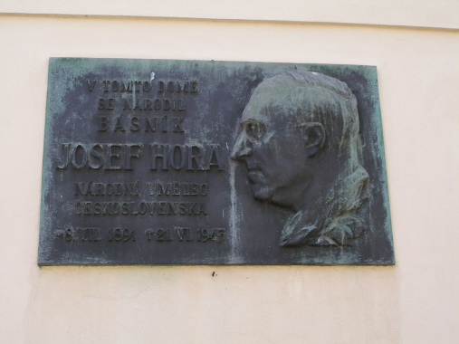 Pamětní deska Josefa Hory v Dobříni