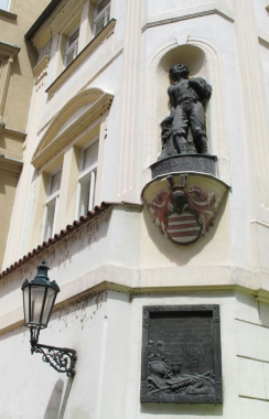Pamětní deska a socha Václava Budovce z Budova s rodovým  erbem v Praze