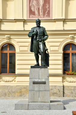 Pomník se sochou Václava Budovce z Budova v Mnichově Hradišti 