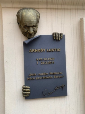  Pamětní deska Arnošta Lustiga v Praze 8