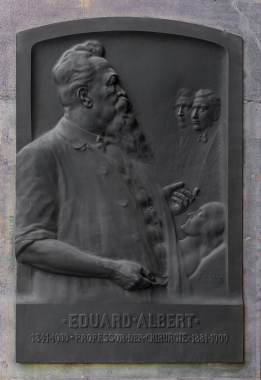Basrelief Eduarda Alberta na Univerzitě ve Vídni