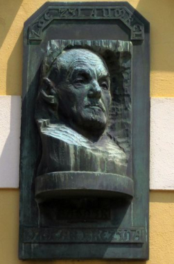 Pamětní deska Otokara Březiny na budově jeho muzea v Jaroměřicích nad Rokytnou
