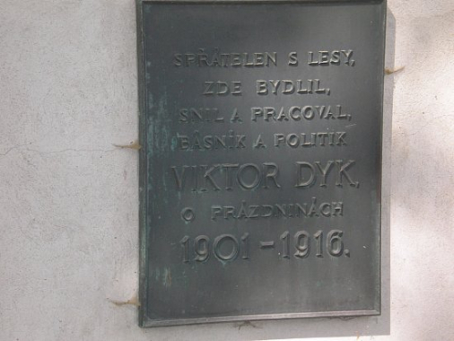 Pamětní deska Viktora Dyka v Navarově