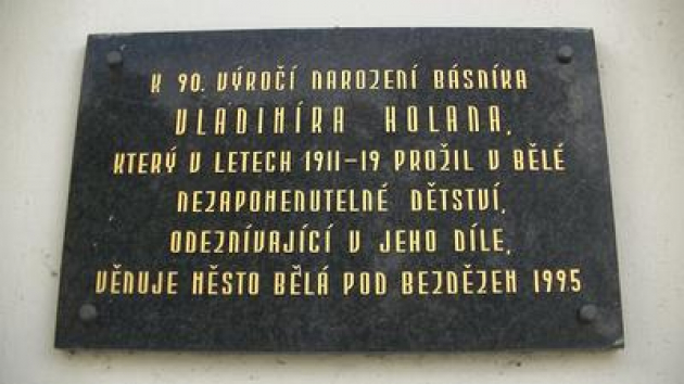 Pamětní deska Vladimíra Holana v Bělé pod Bezdězem