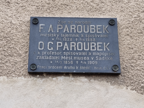 Pamětní deska Františka Adolfa Paroubka a Otakara Georgia  Paroubka v Sadské