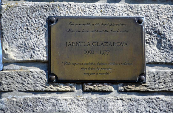 Pamětní deska Jarmily Glazarové na Malé Skále
