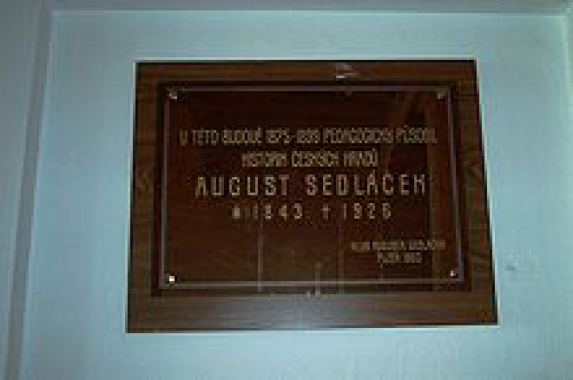 Pamětní deska Augusta Sedláčka v budově bývalého  gymnázia v Táboře