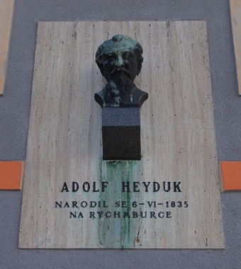 Pamětní deska s bustou Adolfa Heyduka v Předhradí