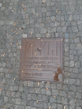 Litinový poklop-kanál s citací básně Petra Kabeše v Praze