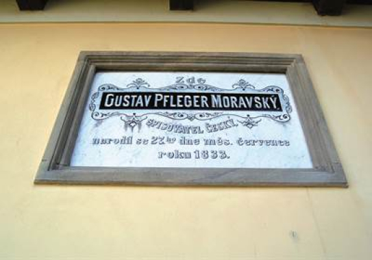 Pamětní deska Gustava Pflegera Moravského v Karasíně