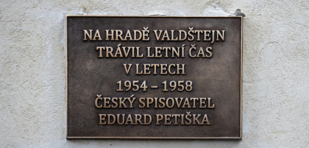 Pamětní deska Eduarda Petišky na hradě Valdštejn