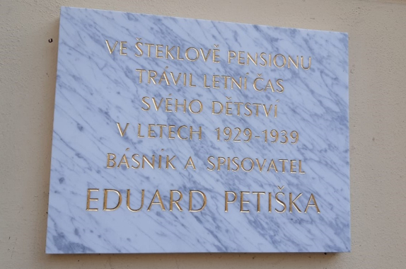 Pamětní deska Eduarda Petišky na Hrubé Skále