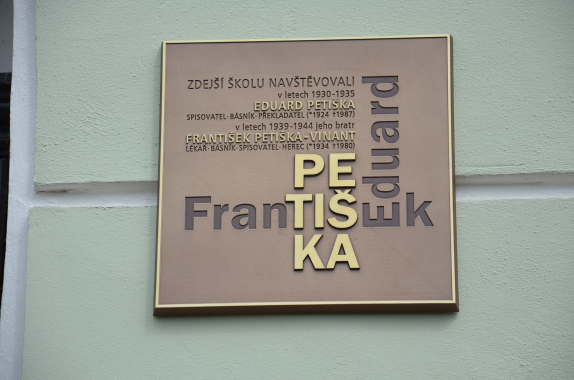 Pamětní deska Eduarda a Františka Petiškových v Čelákovicích