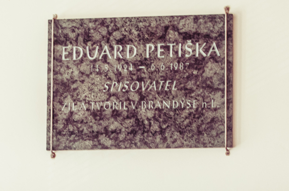 Pamětní deska Eduarda Petišky v Brandýse nad Labem-Staré Boleslavi (budova knihovny)