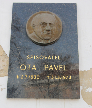 Pamětní deska Oty Pavla v Buštěhradě  