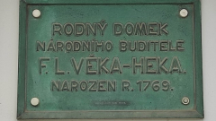 Pamětní deska na rodném domě Františka Vladislava Heka  v Dobrušce