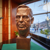 Busta Václava Havla v kavárně Slavia v Praze