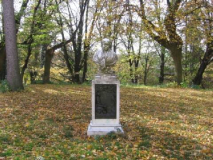 Pomník s bustou Marie von Ebner-Eschenbach v Hošticích u Litenčic