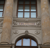 Jméno Beneše Krabice z Veitmile na fasádě Národního muzea