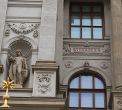 Jméno kronikáře Vincentia na fasádě Národního muzea