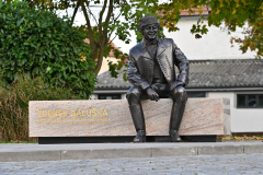 Lavička se sochou Zdeňka Galušky v Uherském Ostrohu